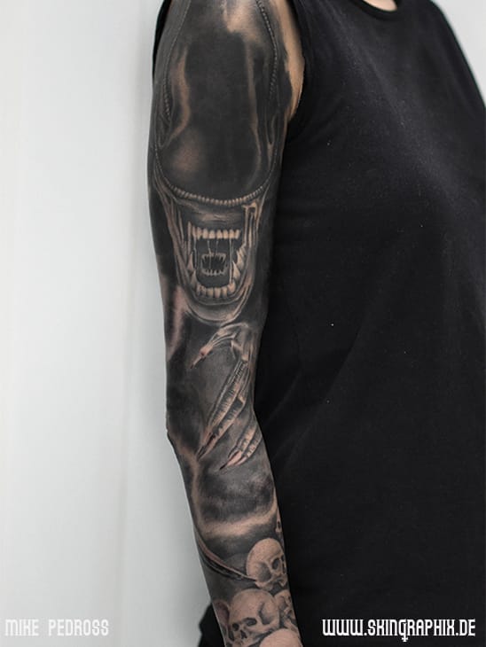 Black and Grey Fotorealismus bzw Realistic Alien Portrait Tattoo Arm Sleeve im Dark Stile Skingraphix Mike Pedross Berlin Pankow