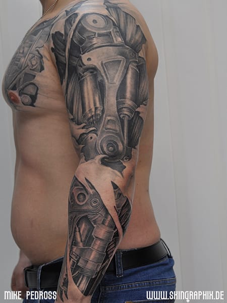 Biomechanik Tattoo, Terminator Style auf dem Arm als Sleeve