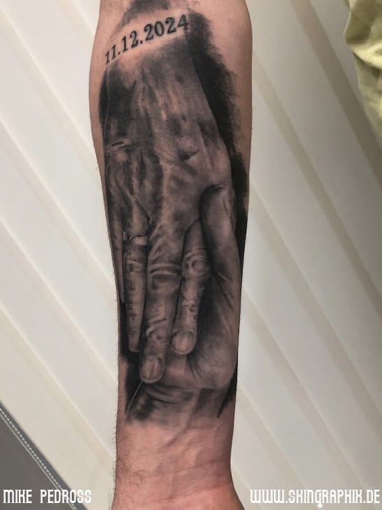 Vater seine Hand beim letzten Abschied als Black and Grey Tattoo auf dem Unterarm