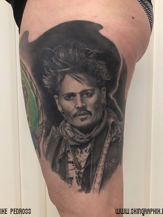 Johnny Depp Portrait Tattoo in Black and Grey auf dem Oberschenkel