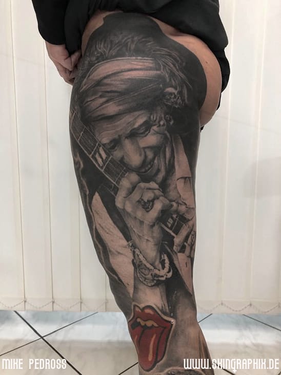Fotorealistisches Portrait Tattoo Leg Sleeve von Keith Richards von den Rolling Stones mit Gitarre von Mike Pedross Skingraphix Berlin Pankow-Wilhelmsruh. Das beste Tattoostudio im Osten der Stadt