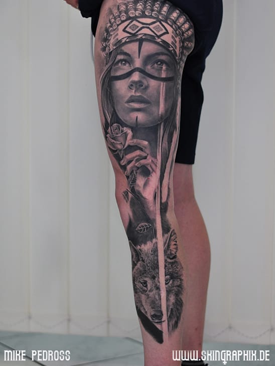 Native Indian Wildlife Tattoo, Indianerin mit Wolf Portrait Bein Sleeve im fotorealistischen bzw realistic Stil in Black and Grey von Mike Pedross Skingraphix Tattoo in Berlin Pankow Wilhelmsruh