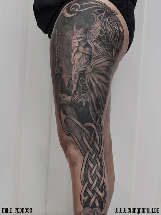 Realistisches Odin Bein Tattoo mit Raben und Celtic Ornamenten von Mike Pedross Skingraphix Berlin Pankow