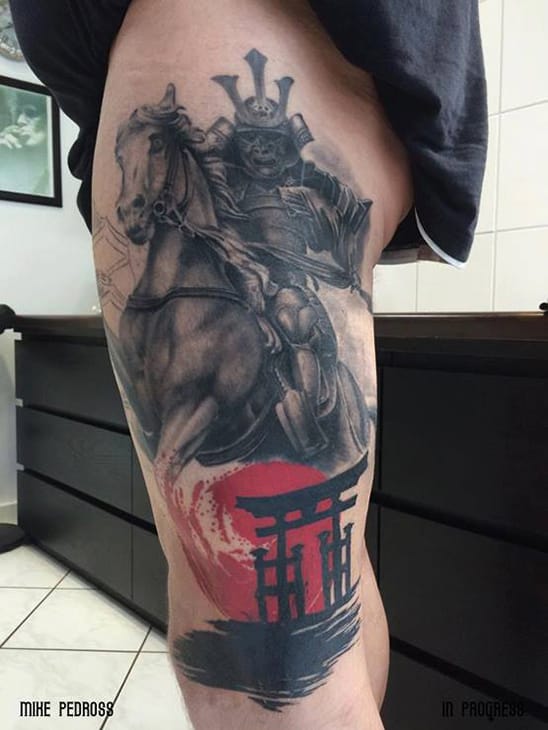 Oberschenkel Samurai Tattoo mit Torii Tor im fotorealistisch Asia Stil inspiriert von der Japan Kultur