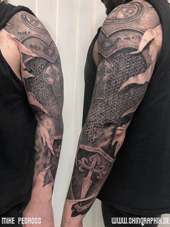 Ritter Rüstung, Kettenhemd, Armsleeve-Tattoo bzw. Armour Chainmail mit eingravierten Bibel Psalmen von Mike Pedross Skingraphix Tattoo Berlin