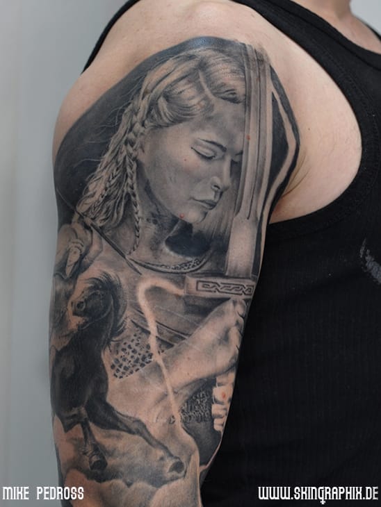 Narben Cover, Coverup mit Schildmaid bzw. Walküre, Valkyrie. Thema zu einem kompletten wikinger, bzw. viking arm sleeve im black and grey schwarz weiß tätowier stil.