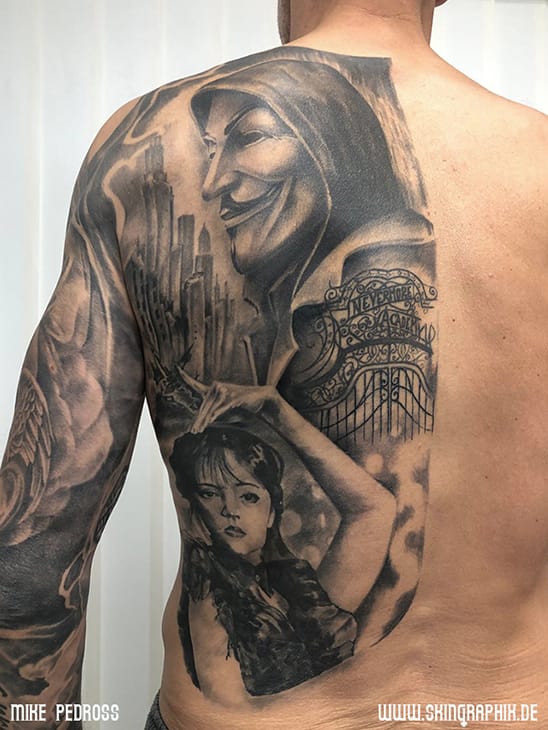 Rücken-Back-Tattoo mit anonymus Maske und Wednesday von der Addams Family. Hintergrund Apokalyptische Stadt